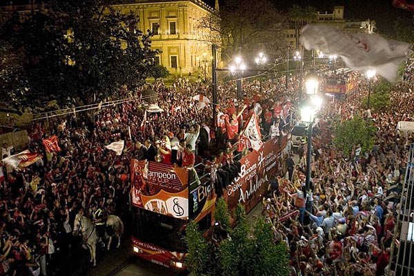 Llegada triunfal del Sevilla a casa Llegada triunfal del Sevilla a casa