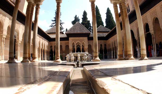El patio de los Leones de la Alhambra. El patio de los Leones de la Alhambra.