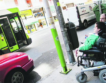 Ir por Vigo en una silla de ruedas es misión imposible Ir por Vigo en una silla de ruedas es misión imposible