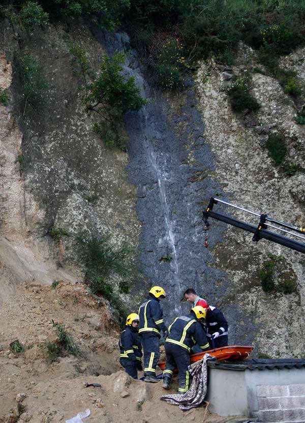 Los bomberos rescatan el cuerpo del fallecido Los bomberos rescatan el cuerpo del fallecido