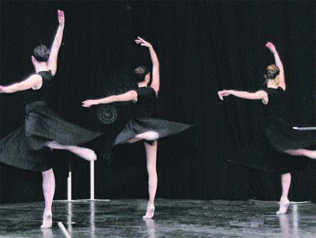 Los bailarines del futuro exhiben sus habilidades Los bailarines del futuro exhiben sus habilidades