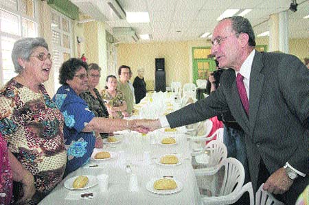 El PP apuesta por reciclar; PSOE e IU, por limpiar más El PP apuesta por reciclar; PSOE e IU, por limpiar más