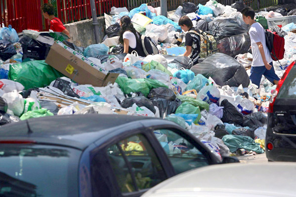 Toneladas de basura en Napolés (EFE) Toneladas de basura en Napolés (EFE)