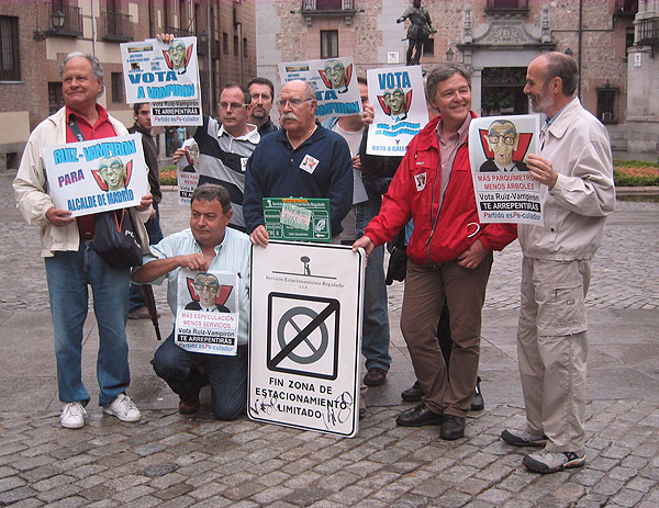 Los vecinos antiparquímetros,manifestándose ayer en la Plaza de laVilla. Los vecinos antiparquímetros,manifestándose ayer en la Plaza de laVilla.