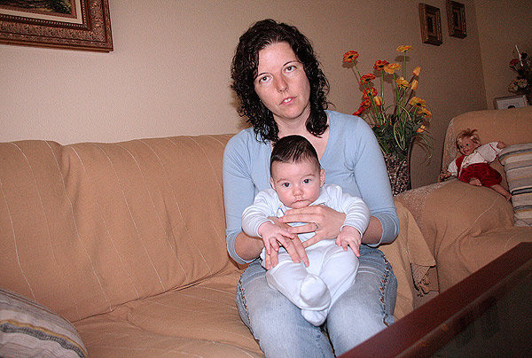 La madre, en casa, con su bebé, tendrá que trabajar el domingo en una mesa electoral. La madre, en casa, con su bebé, tendrá que trabajar el domingo en una mesa electoral.