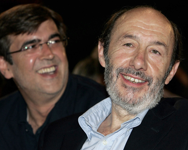 Rubalcaba critica al ex presidente Aznar por sus declaraciones. (Montserrat T. Díez / Efe). Rubalcaba critica al ex presidente Aznar por sus declaraciones. (Montserrat T. Díez / Efe).