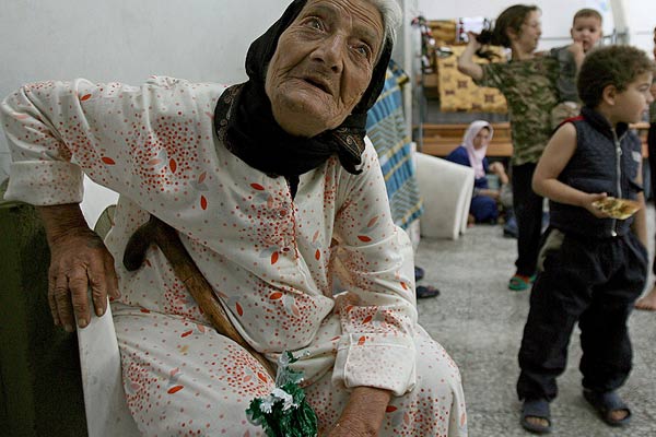 Los refugiados esperan al reparto de comida Los refugiados esperan al reparto de comida