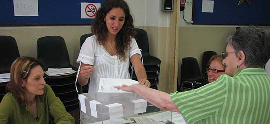Mujer votando Mujer votando