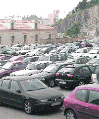 Encontrar un sitio para aparcar en la UPCT es misión casi imposible Encontrar un sitio para aparcar en la UPCT es misión casi imposible