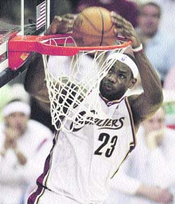 James ‘se cuelga’ por los Cavaliers James ‘se cuelga’ por los Cavaliers