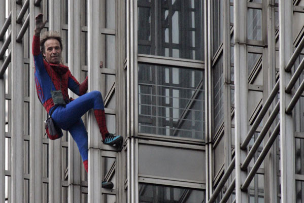 El Spiderman francés escala la torre Jin Mao El Spiderman francés escala la torre Jin Mao