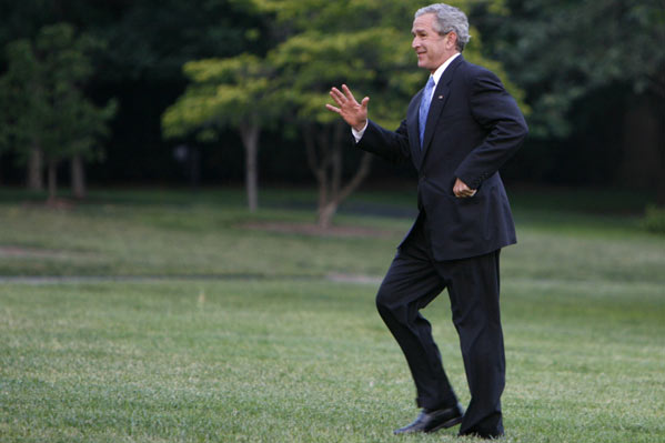 Bush en los jardines de la Casa Blanca (REUTERS) Bush en los jardines de la Casa Blanca (REUTERS)