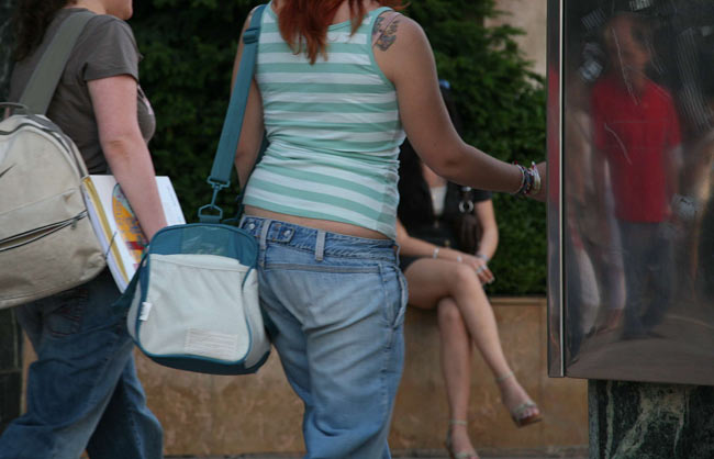 Dos chicas, a la salida de un instituto ayer en Zaragoza Dos chicas, a la salida de un instituto ayer en Zaragoza