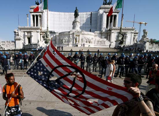 Manifestantes en Roma protestando por la visita de Bush. Manifestantes en Roma protestando por la visita de Bush.
