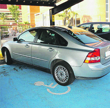 Aparcan en una plaza de minusvalía Aparcan en una plaza de minusvalía