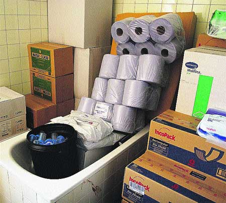 Baños para los pacientes o almacenes del Hospital Clínico Baños para los pacientes o almacenes del Hospital Clínico