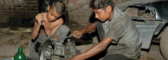 Dos niños paquistaníes trabajan en un taller de mecánica automotriz en Multan Dos niños paquistaníes trabajan en un taller de mecánica automotriz en Multan