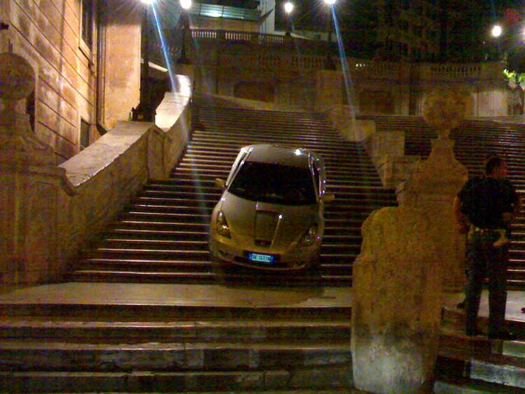 Bajando los escalones de la plaza de España Bajando los escalones de la plaza de España