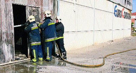 Intoxicados tres bomberos por un fuego en una nave industrial Intoxicados tres bomberos por un fuego en una nave industrial