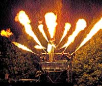 Para ver el teatro de fuego del aniversario, vete a Botica Vieja Para ver el teatro de fuego del aniversario, vete a Botica Vieja