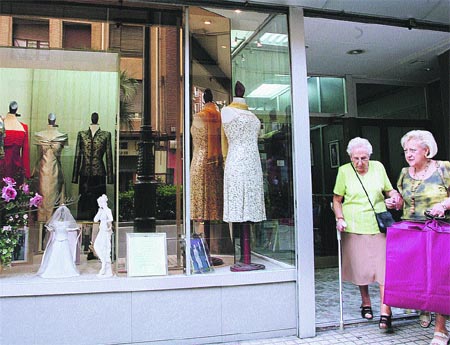 Ser invitada a una boda le cuesta a una pareja el sueldo de todo un mes Ser invitada a una boda le cuesta a una pareja el sueldo de todo un mes