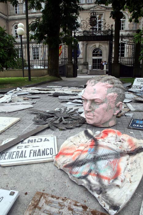 Los símbolos franquistas aparecieron de esta manera en la entrada de la sede del Gobierno gallego Los símbolos franquistas aparecieron de esta manera en la entrada de la sede del Gobierno gallego
