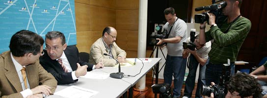 Los dirigentes de CC durante la rueda de prensa (EFE) Los dirigentes de CC durante la rueda de prensa (EFE)