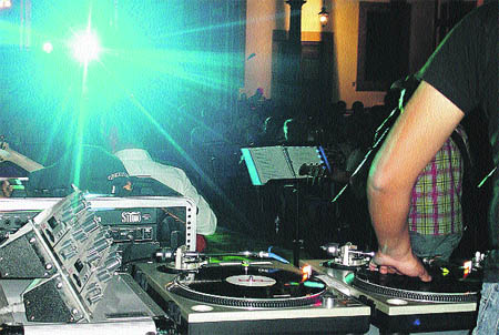 Unos Djs para animar la fiesta de Murakami Unos Djs para animar la fiesta de Murakami
