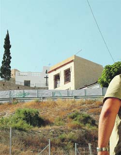 Amplía la casa y tapa una ermita Amplía la casa y tapa una ermita