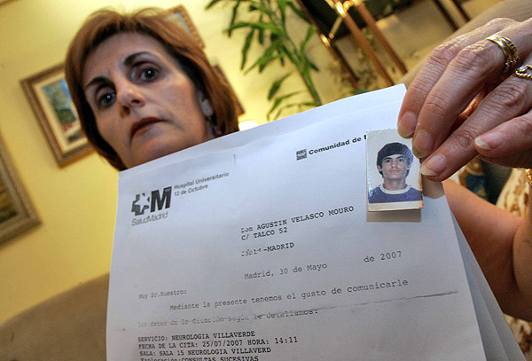 Antonia Velasco, ayer, con una foto de su hermano fallecido. Antonia Velasco, ayer, con una foto de su hermano fallecido.