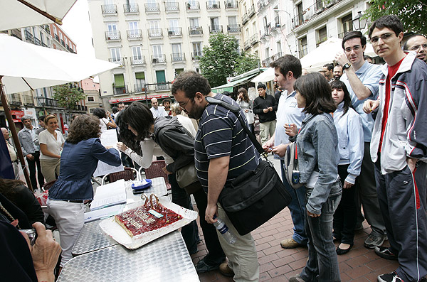 Regalan billetes en Chueca Regalan billetes en Chueca