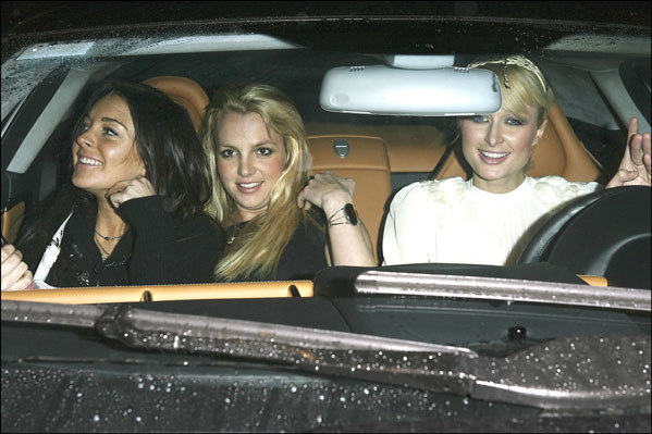Britney Spears, Lindsay Lohan y Paris Hilton dentro de un coche en una de sus noches locas en Los Ángeles. Britney Spears, Lindsay Lohan y Paris Hilton dentro de un coche en una de sus noches locas en Los Ángeles.