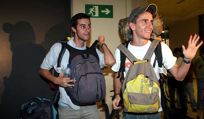Los dos jóvenes españoles, al llegar a España Los dos jóvenes españoles, al llegar a España