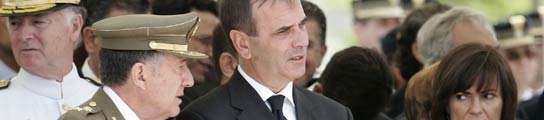 El ministro de Defensa, José Antonio Alonso (c), el jefe del Estado Mayor de la Defensa (JEMAD), general Félix Sánz Roldán (i), durante el funeral de Estado por los seis militares. El ministro de Defensa, José Antonio Alonso (c), el jefe del Estado Mayor de la Defensa (JEMAD), general Félix Sánz Roldán (i), durante el funeral de Estado por los seis militares.