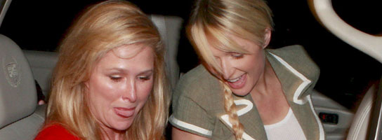 Paris Hilton con sus padres, Kathy y Rick Hilton.