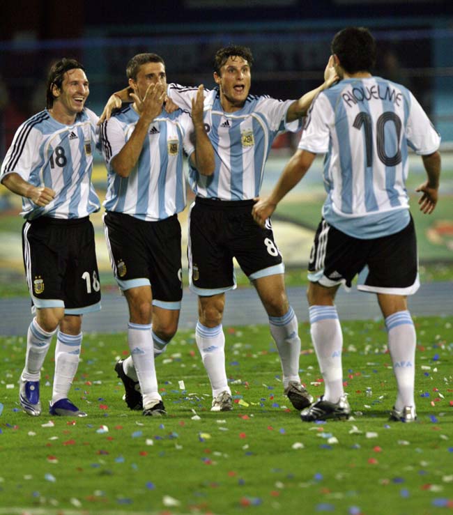 Lionel Messi, Hernán Crespo, Javier Zanetti y Juan Román Riquelme celebran el segundo gol transformado por Crespo Lionel Messi, Hernán Crespo, Javier Zanetti y Juan Román Riquelme celebran el segundo gol transformado por Crespo