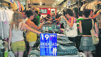 Cada granadino se gastará entre 100 y 150 euros de media estas rebajas Cada granadino se gastará entre 100 y 150 euros de media estas rebajas