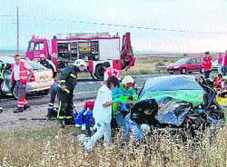 Tres jóvenes mueren y cinco resultan heridos al chocar de frente 2 coches Tres jóvenes mueren y cinco resultan heridos al chocar de frente 2 coches