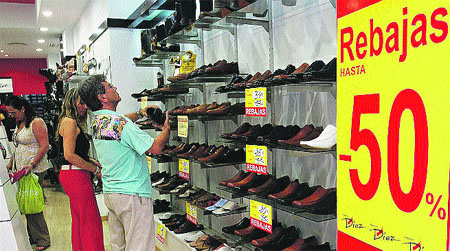 Cada malagueño se gastará 150 euros en los dos meses de rebajas Cada malagueño se gastará 150 euros en los dos meses de rebajas