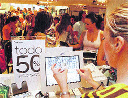 Numerosos cordobeses se lanzan a las tiendas en busca de la mejor ganga Numerosos cordobeses se lanzan a las tiendas en busca de la mejor ganga