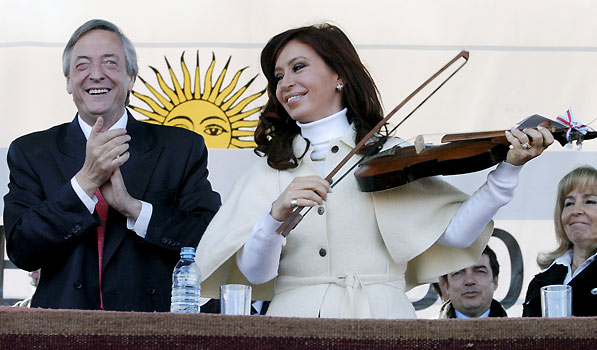 Néstor Kirchner y su mujer, la senadora Cristina Fernández Néstor Kirchner y su mujer, la senadora Cristina Fernández