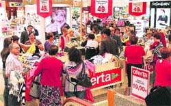 Lleno total en el primer día de rebajas de verano en las tiendas herculinas Lleno total en el primer día de rebajas de verano en las tiendas herculinas