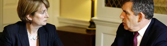 Jacqui Smith habla con Gordon Brown Jacqui Smith habla con Gordon Brown