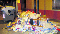 Con la basura en la puerta de su casa Con la basura en la puerta de su casa