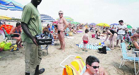 Multan con hasta 3.000 € por vender en las playas Multan con hasta 3.000 € por vender en las playas