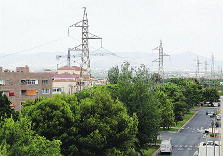Santa Ana clama por la línea de alta tensión que atraviesa el pueblo Santa Ana clama por la línea de alta tensión que atraviesa el pueblo