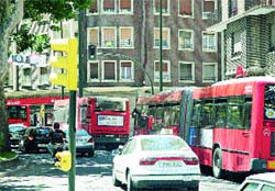 Obras y recortes estivales atascan los buses urbanos Obras y recortes estivales atascan los buses urbanos