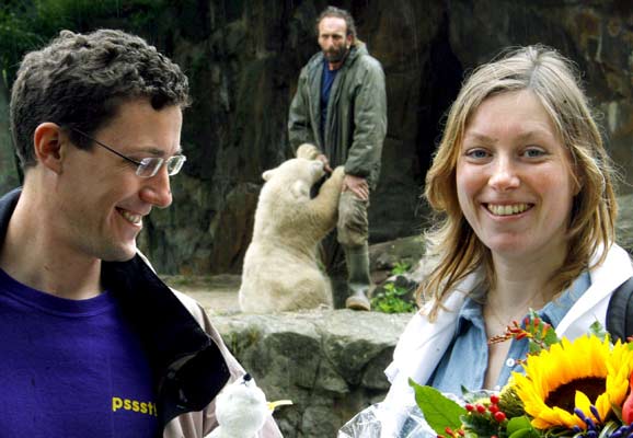 Knut, su cuidador y la pareja afortunada Knut, su cuidador y la pareja afortunada