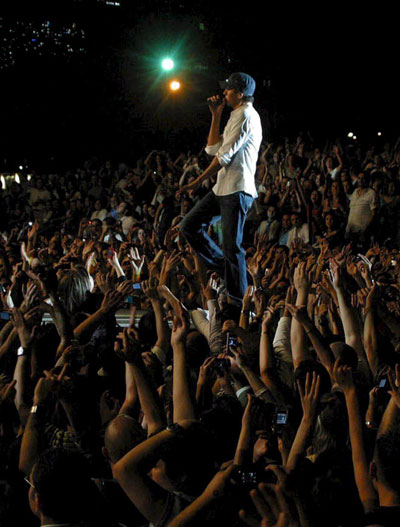 Enrique Iglesias en un concierto en Damasco. Enrique Iglesias en un concierto en Damasco.