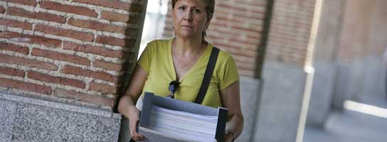 Merche, con las denuncias, sentencias e informes que acumula Merche, con las denuncias, sentencias e informes que acumula